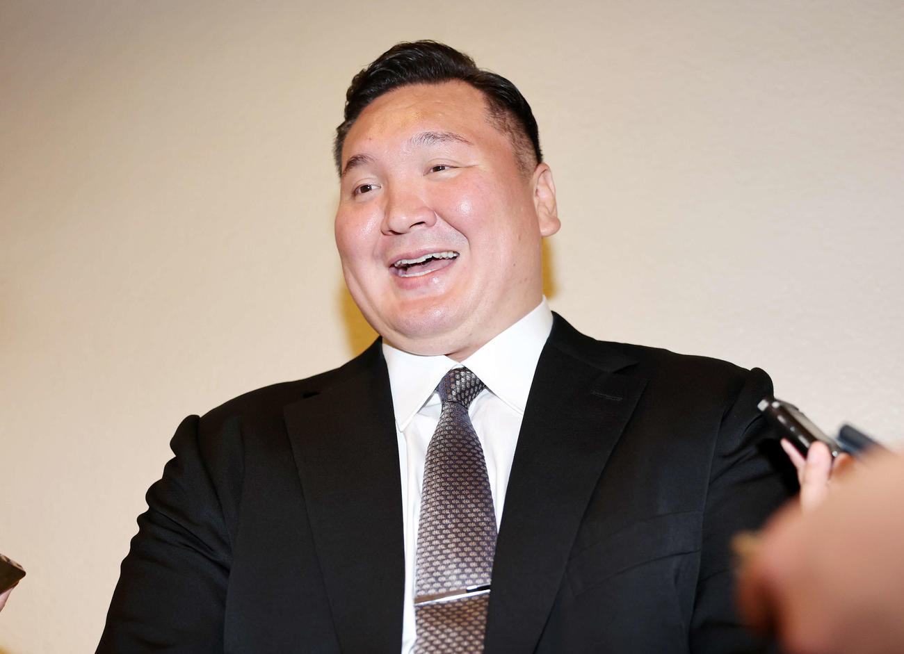 報道陣の質問に答える白鵬氏（撮影・鈴木正人）