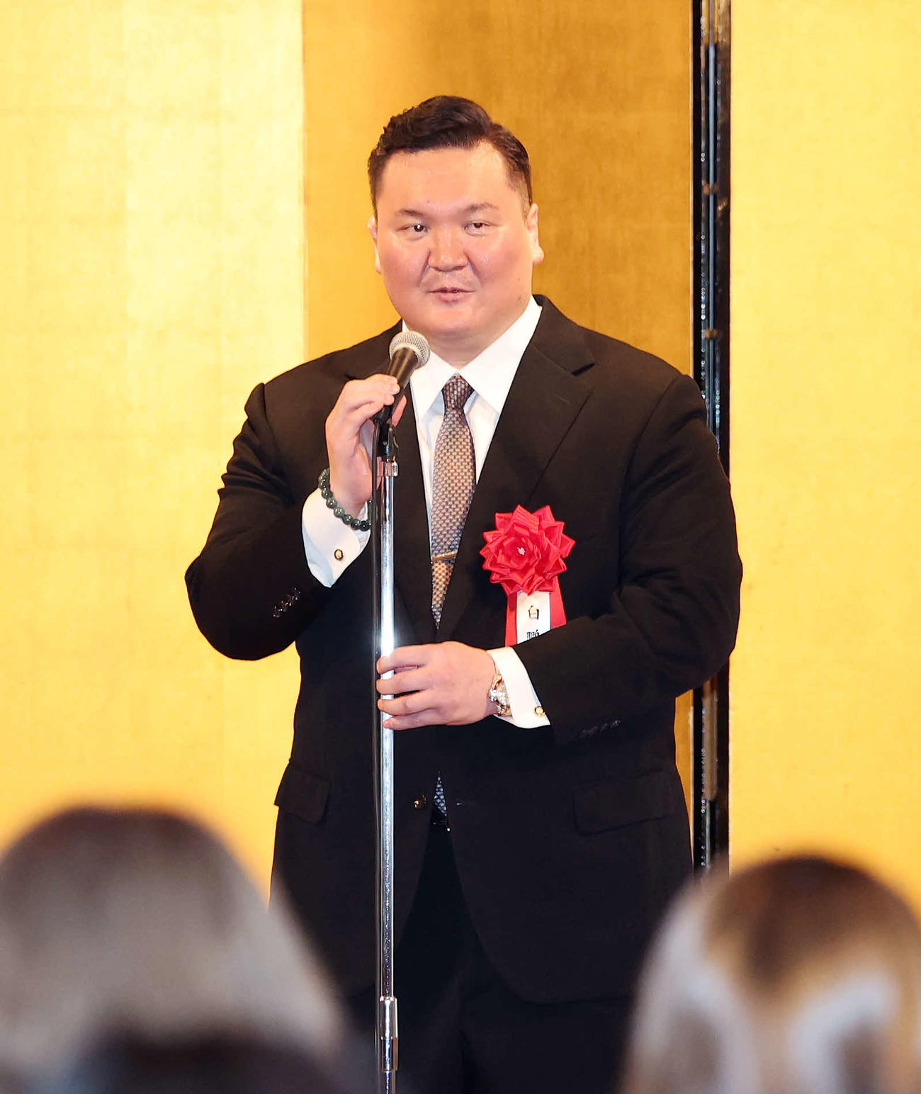 応援パーティーであいさつする白鵬氏（撮影・鈴木正人）