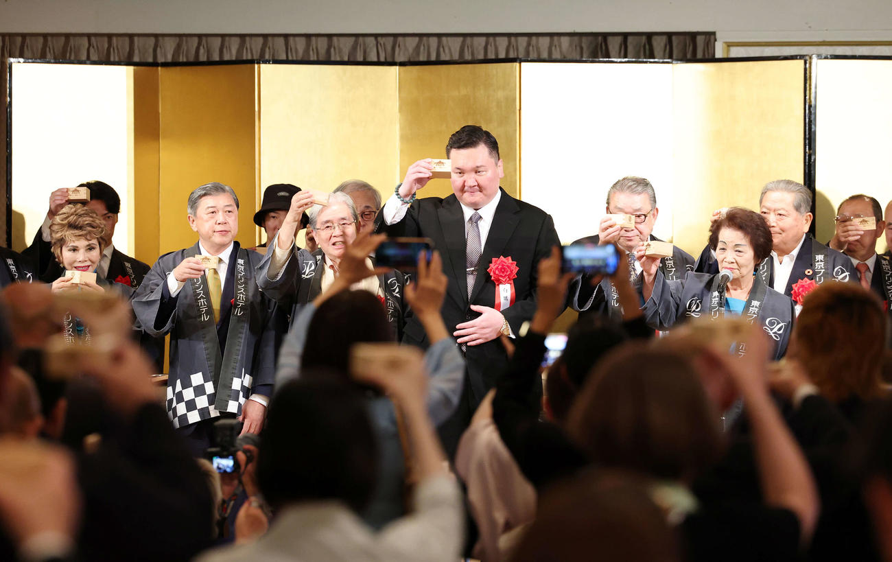 応援パーティーで乾杯する白鵬氏（中央）（撮影・鈴木正人）