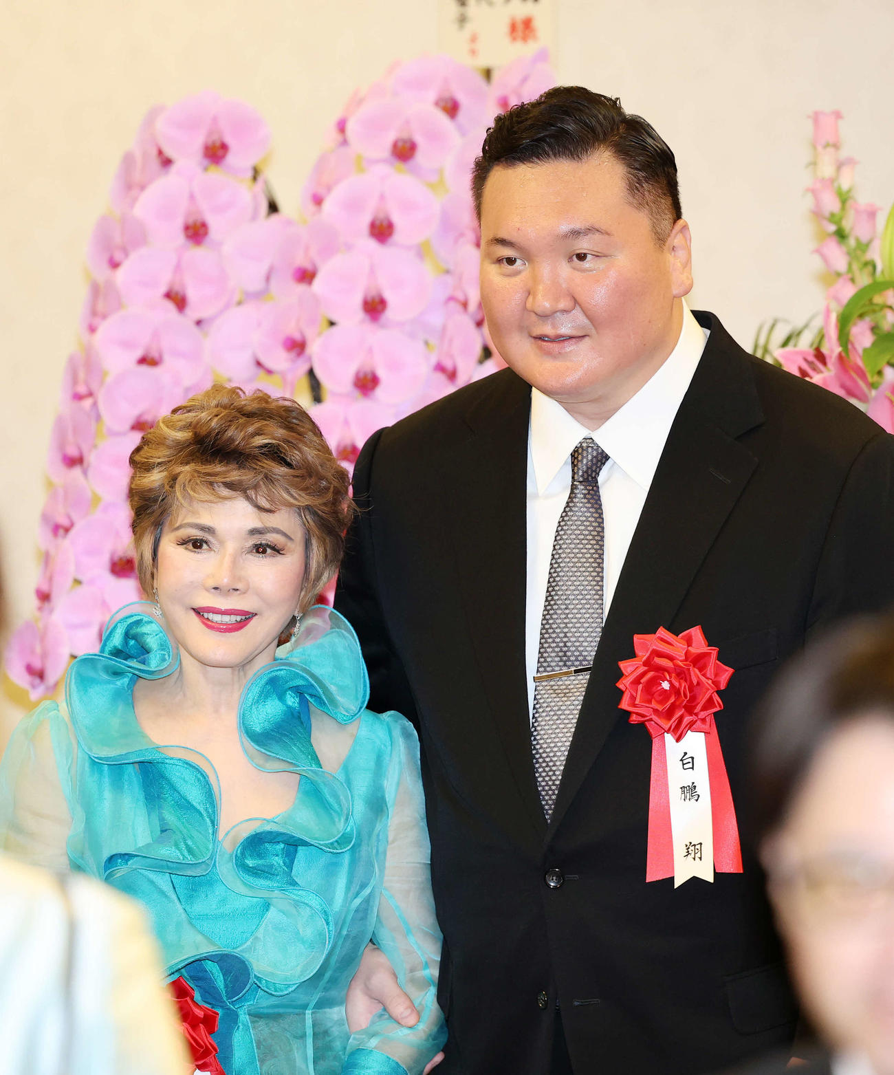 応援パーティーで写真に納まるデヴィ夫人（左）と白鵬氏（撮影・鈴木正人）