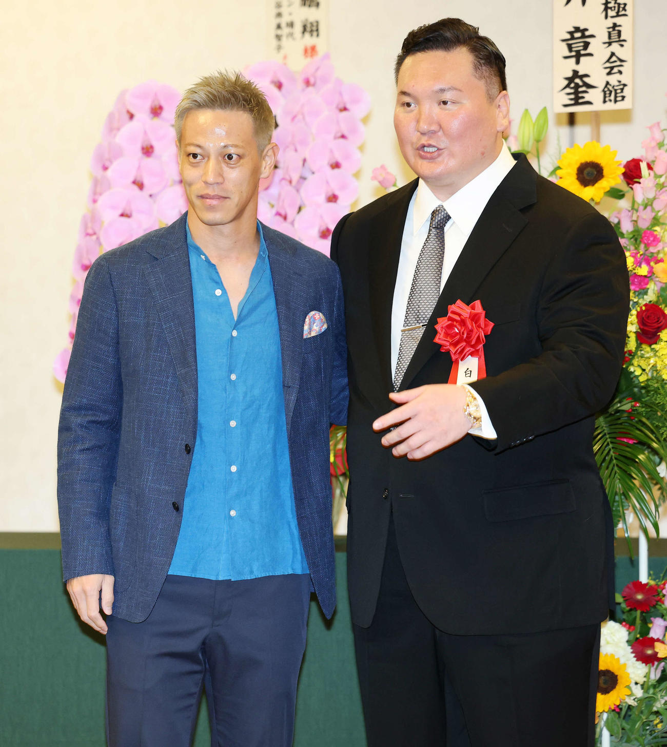 応援パーティーで記念写真に納まる本田圭佑と白鵬氏（撮影・鈴木正人）