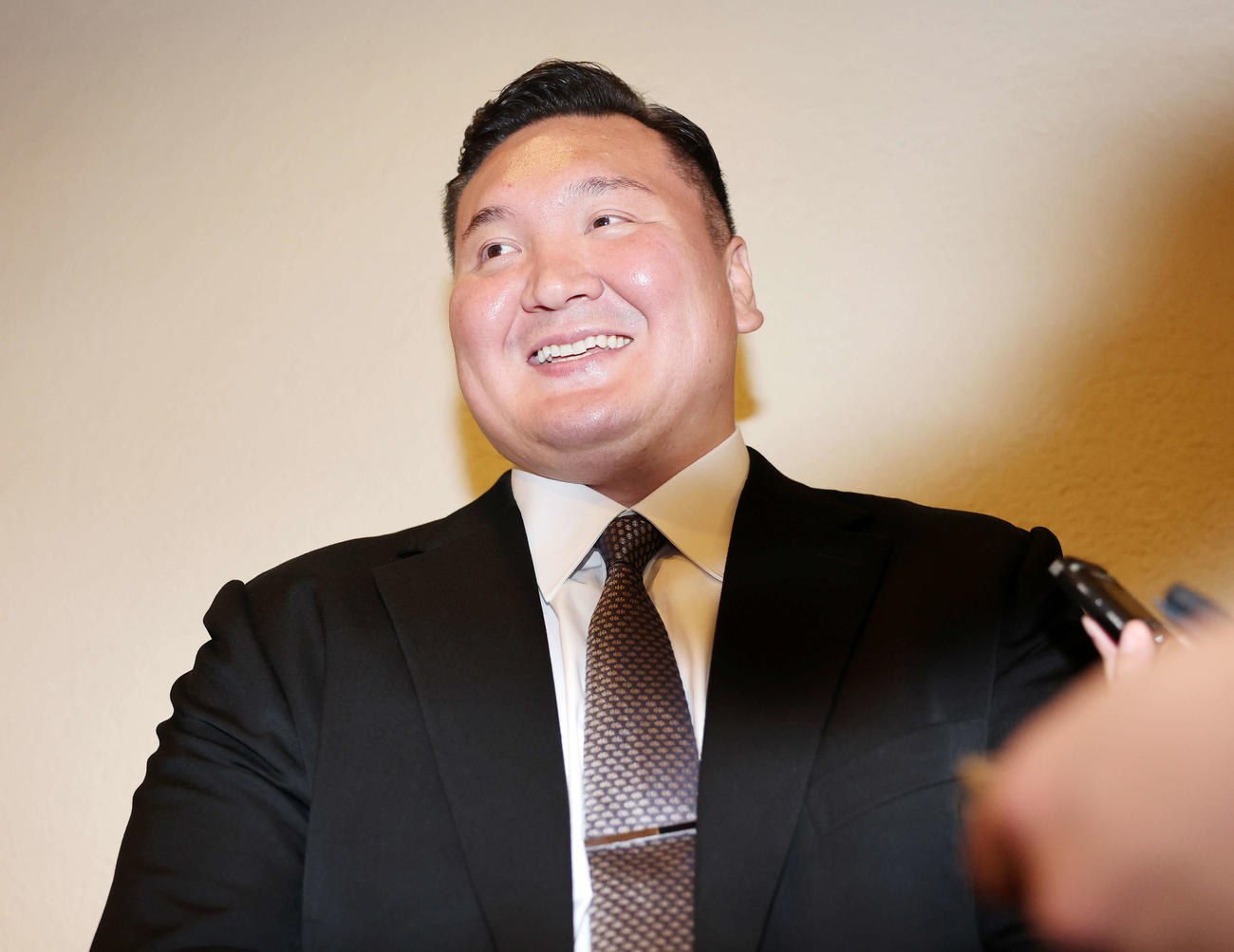 報道陣の質問に答える白鵬氏（撮影・鈴木正人）