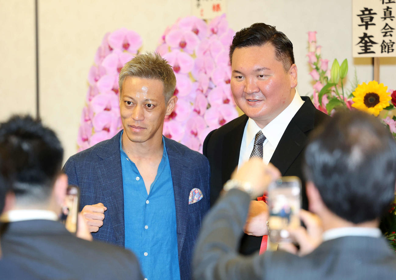 応援パーティーで写真に納まる本田圭佑と白鵬氏（撮影・鈴木正人）