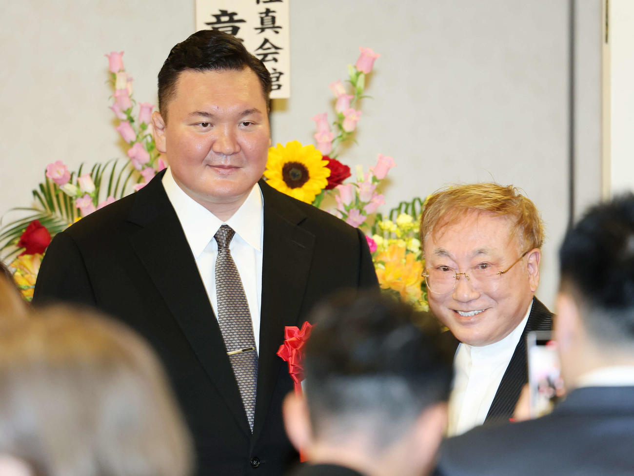 応援パーティーで写真に納まる白鵬氏（左）と高須氏（撮影・鈴木正人）