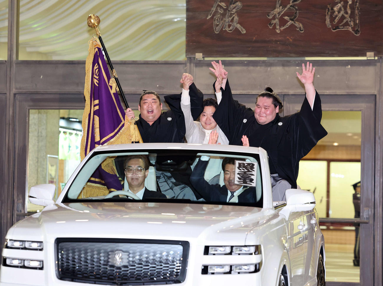初場所で優勝パレードを行う照ノ富士（右）とオープンカーに乗り旗手を務める尊富士（左）（2024年1月撮影）
