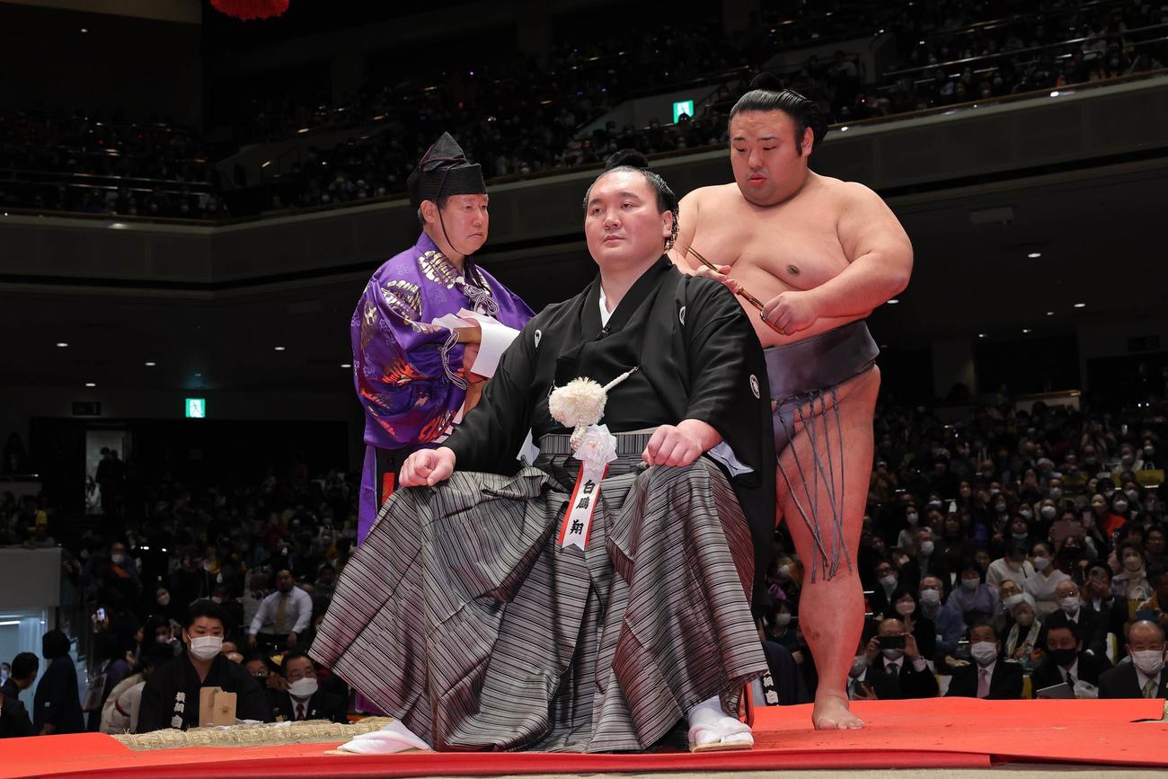 断髪式で宮城野親方（中央）のマゲにハサミを入れる貴景勝（2023年1月撮影）