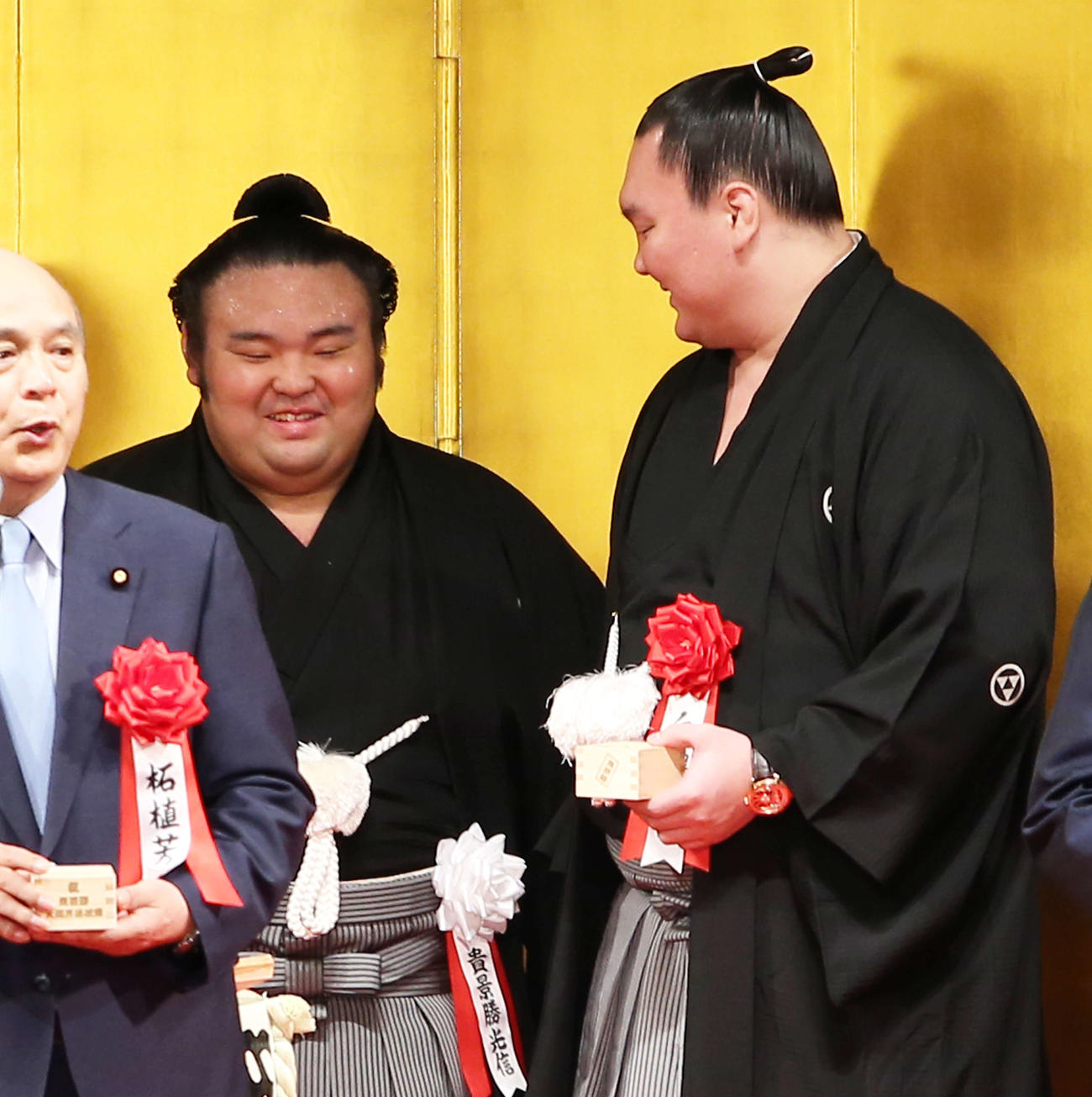 白鵬（右）と笑顔で言葉を交わす貴景勝（2019年6月撮影）