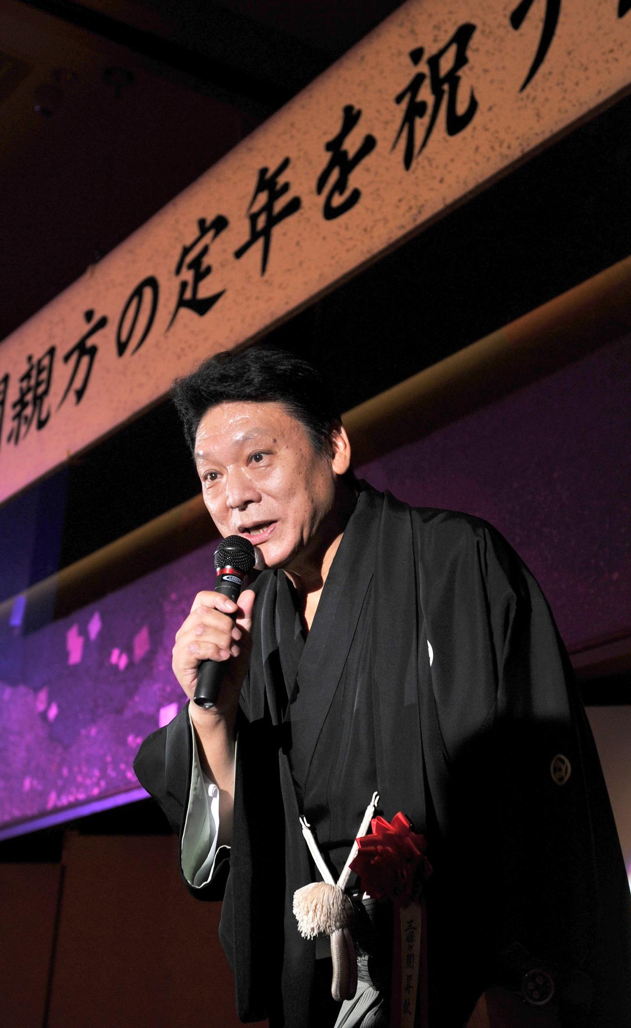 定年を祝う会で、自らのヒット曲を披露する三保ケ関親方