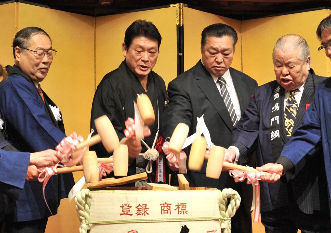 定年を祝う会で北の湖理事長らと鏡割りをする三保ケ関親方