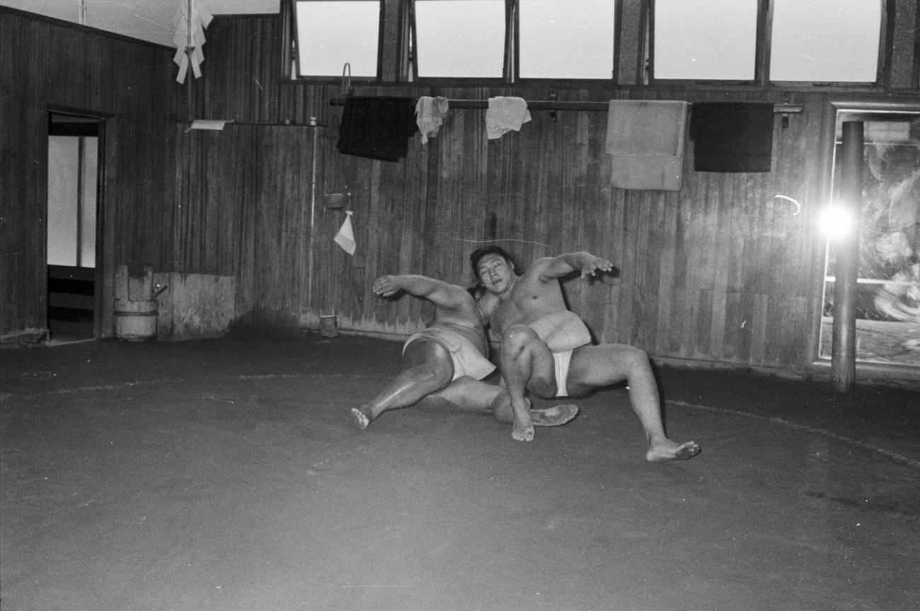 躍進を期す増位山は、”宝刀”内掛けを磨く（1971年6月）