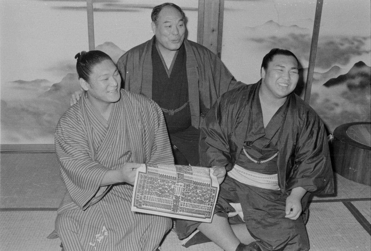 初場所新番付で新小結2人が誕生、初の親子2代三役増位山（左）と19歳7か月で最年少三役北の湖（右）、両手に花の三保ケ関親方（1972年12月）