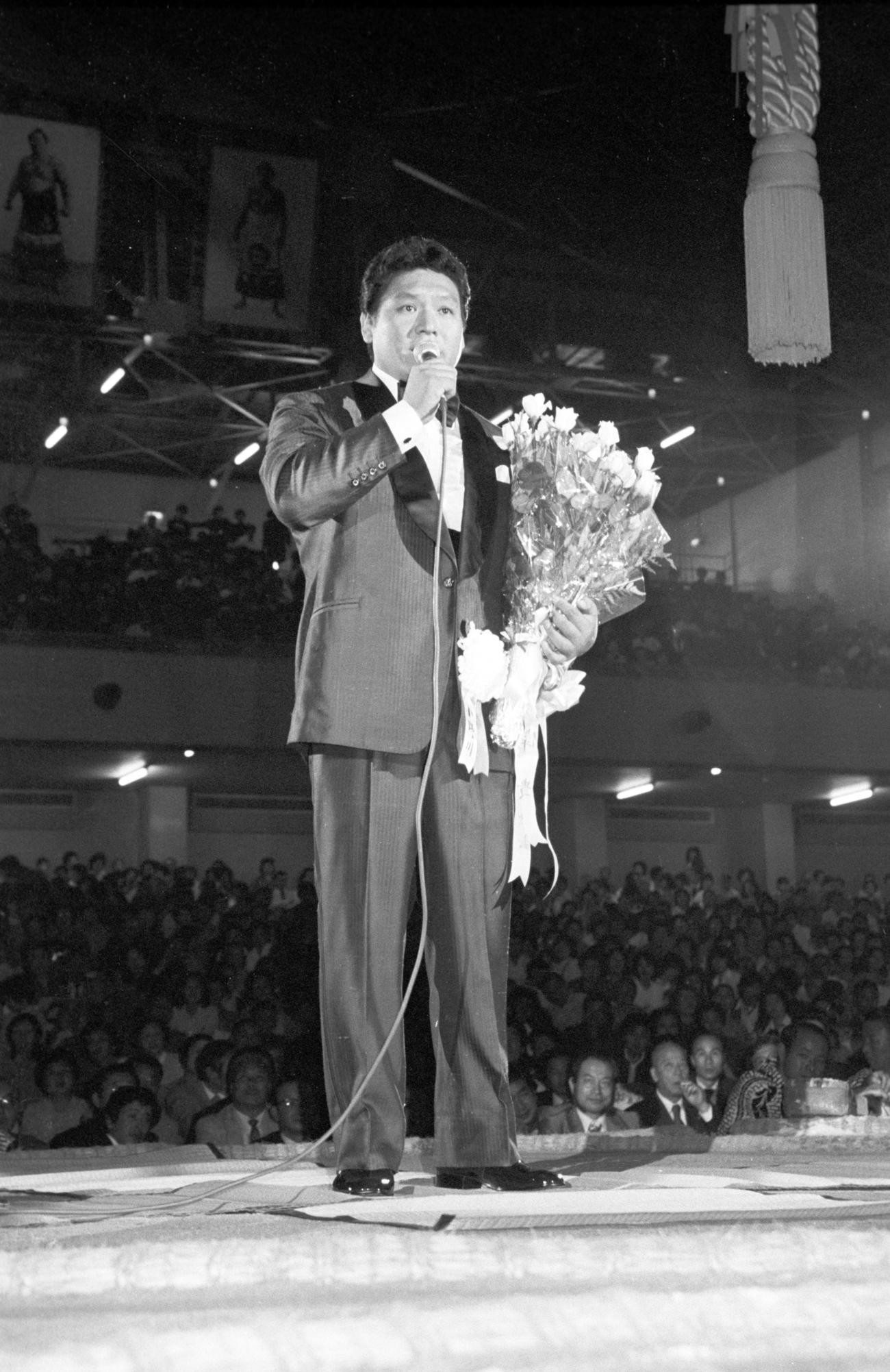 調髪を終えタキシード姿で土俵に上がり、「そんな夕子にほれました」を歌う元大関増位山（1981年10月撮影）