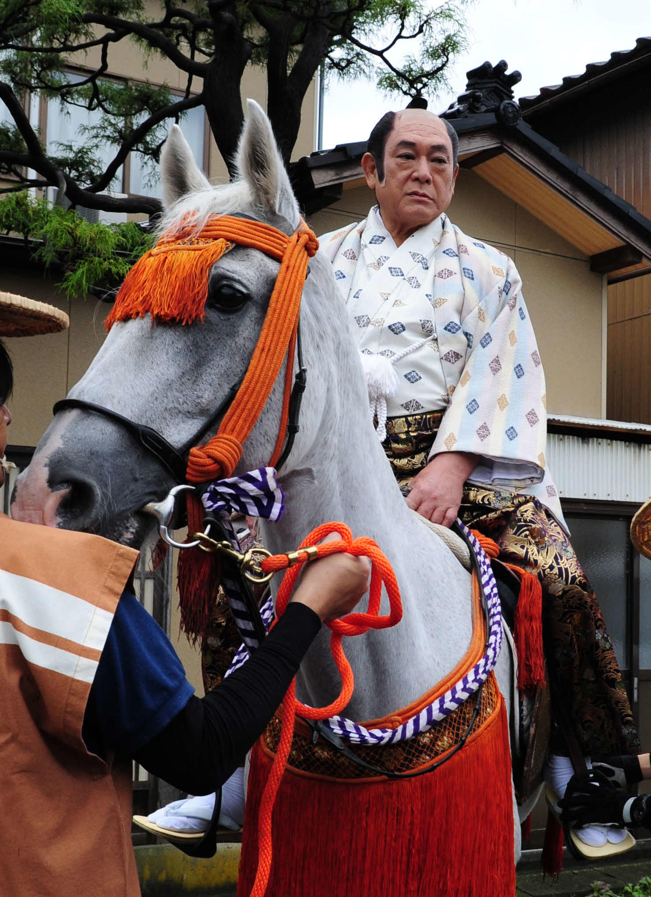 「越後にしかわ時代激まつり」　代官に扮して馬に乗る増位山太志郎さん＝2016年10月9日