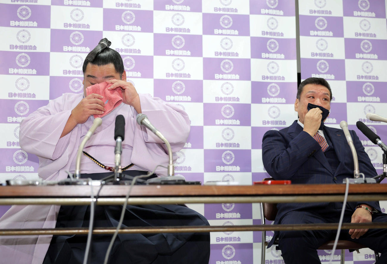 引退会見で感極まる徳勝龍（左）と木瀬親方（2023年9月13日撮影）
