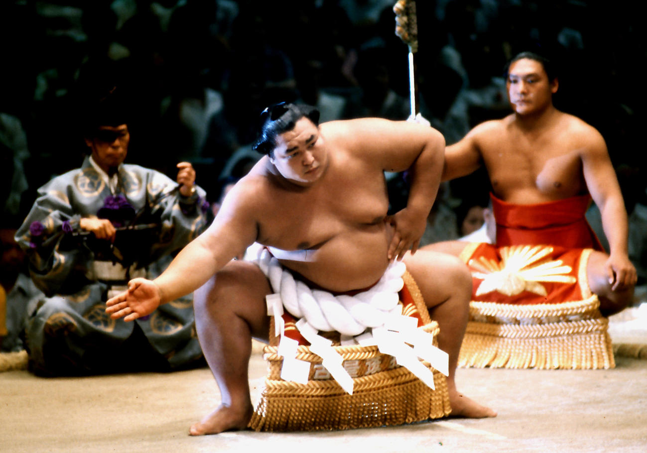 北の湖の土俵入りで太刀持ちを務める増位山（1976年）