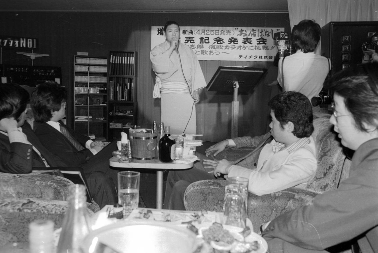 13枚目のレコード、新曲「お店ばなし」発売記念発表会で歌う増位山（1978年4月撮影）