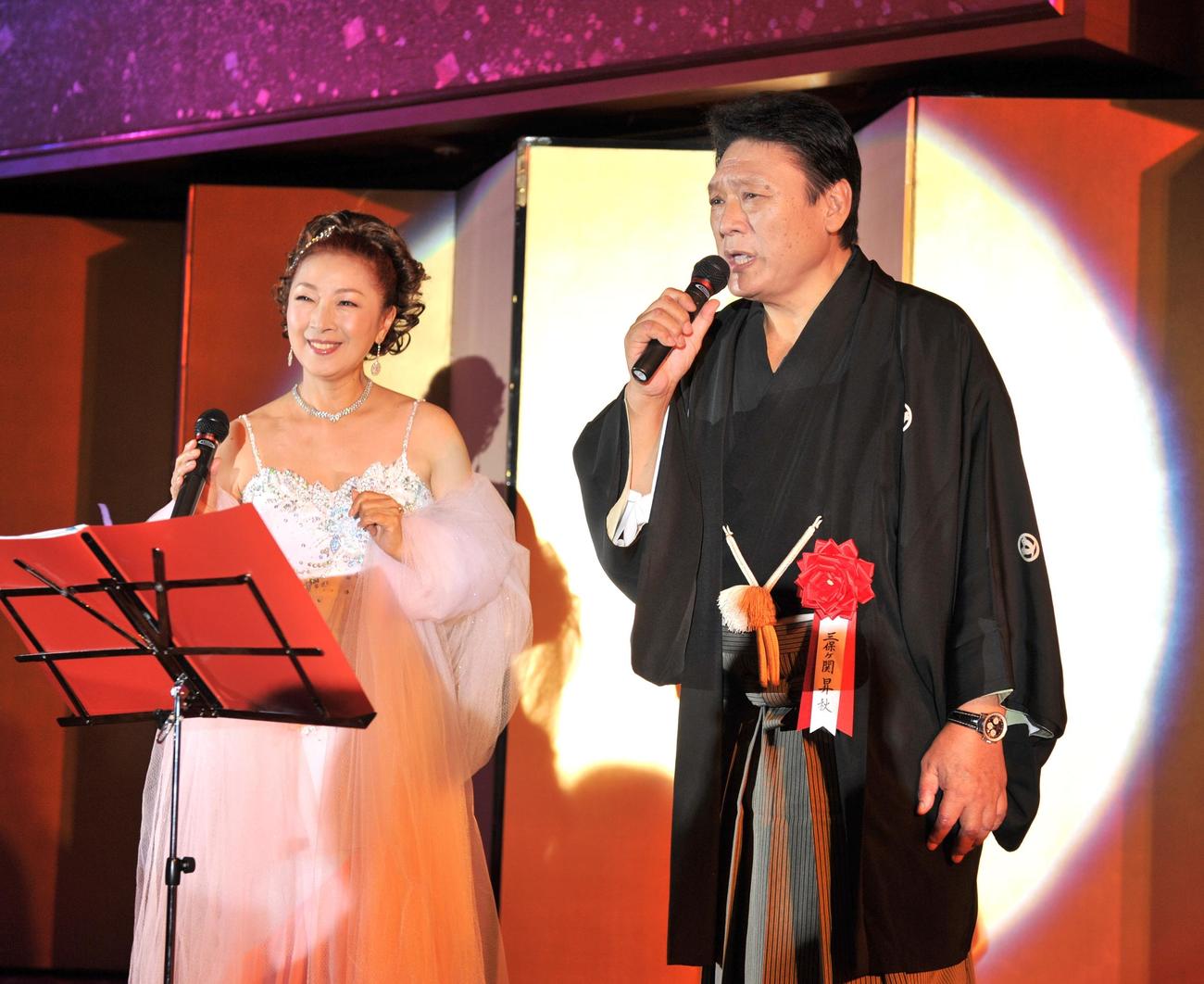 定年を祝う会で安倍理葏子さんと熱唱する三保ケ関親方
