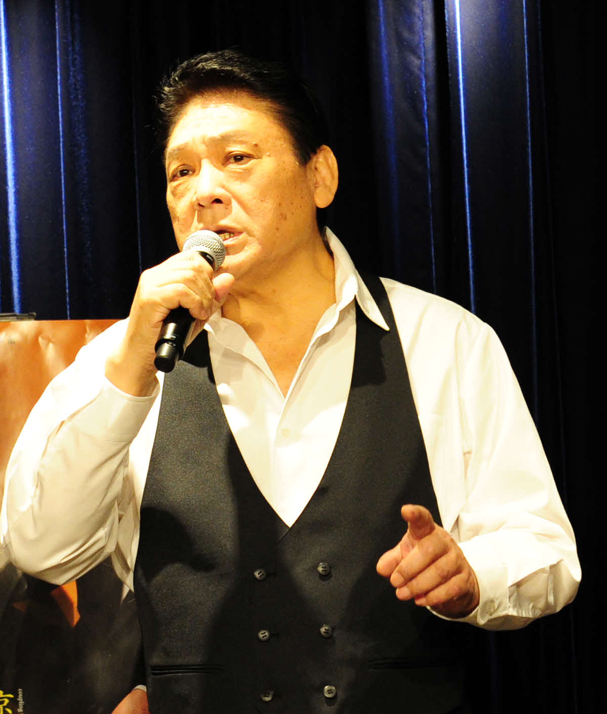 新曲「酒みれん」の発売記念イベントで歌唱する増位山太志郎