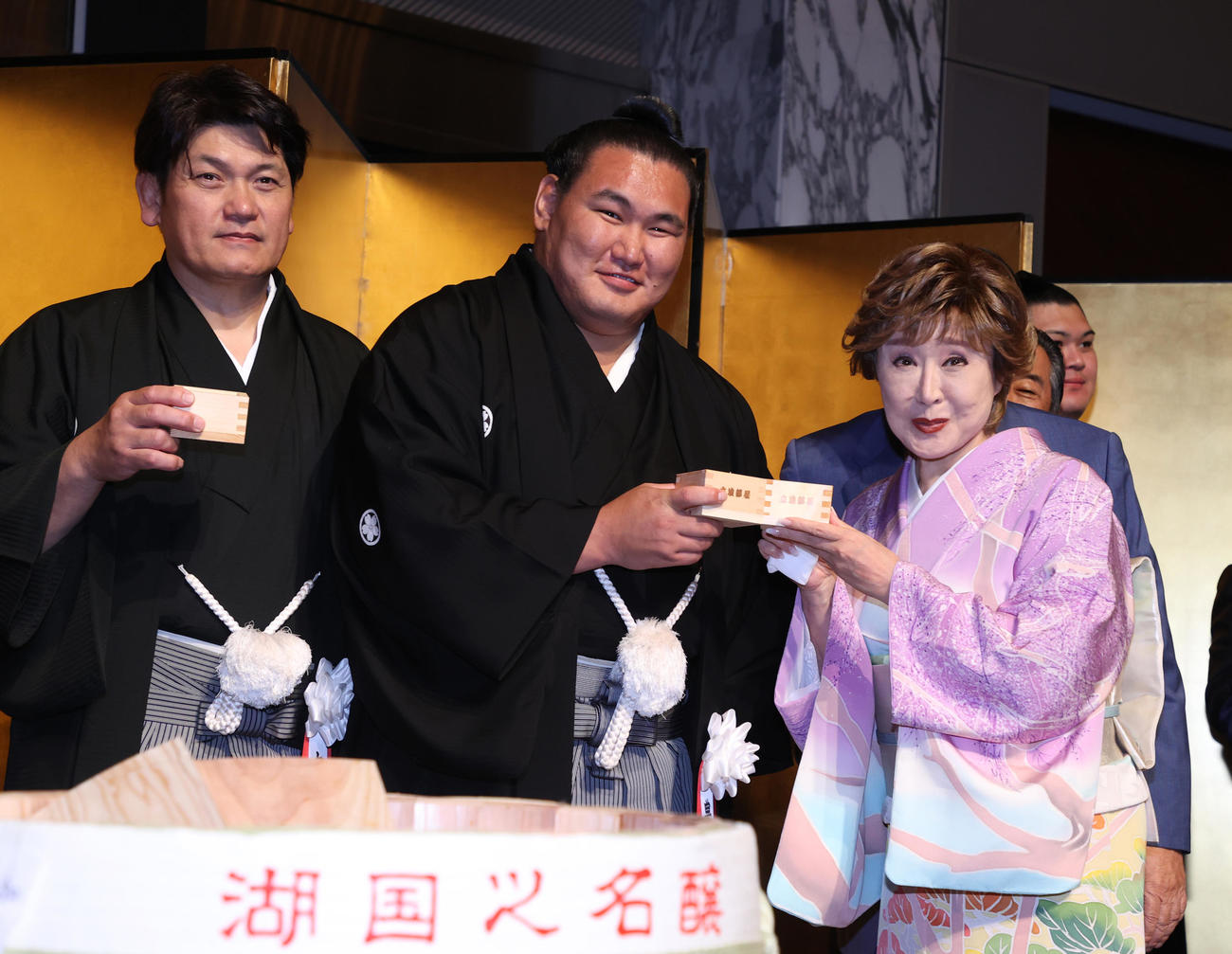 小林幸子（右）と写真に納まる豊昇龍（中央）（代表撮影）