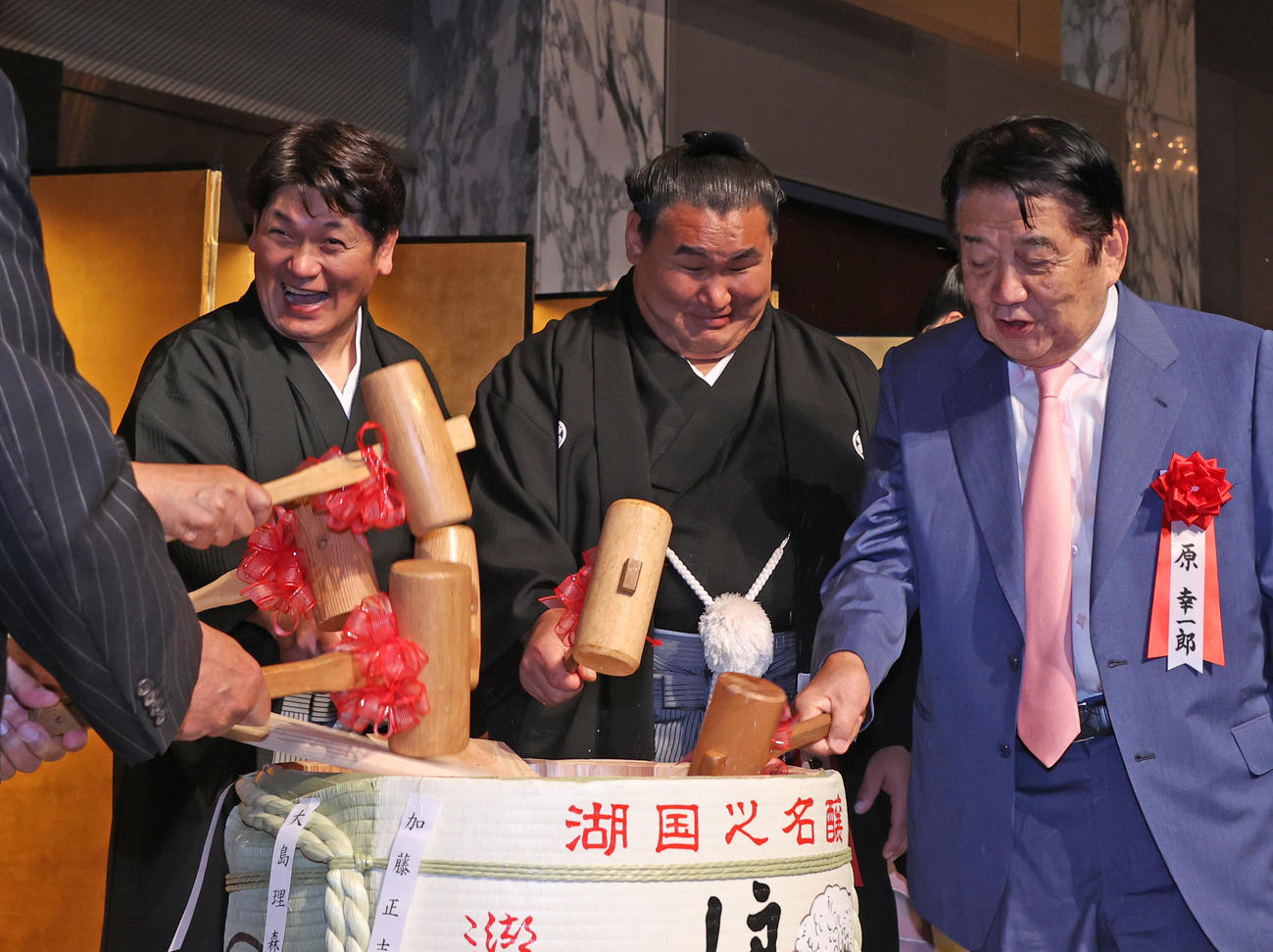 鏡抜きをする豊昇龍（中央）（代表撮影）