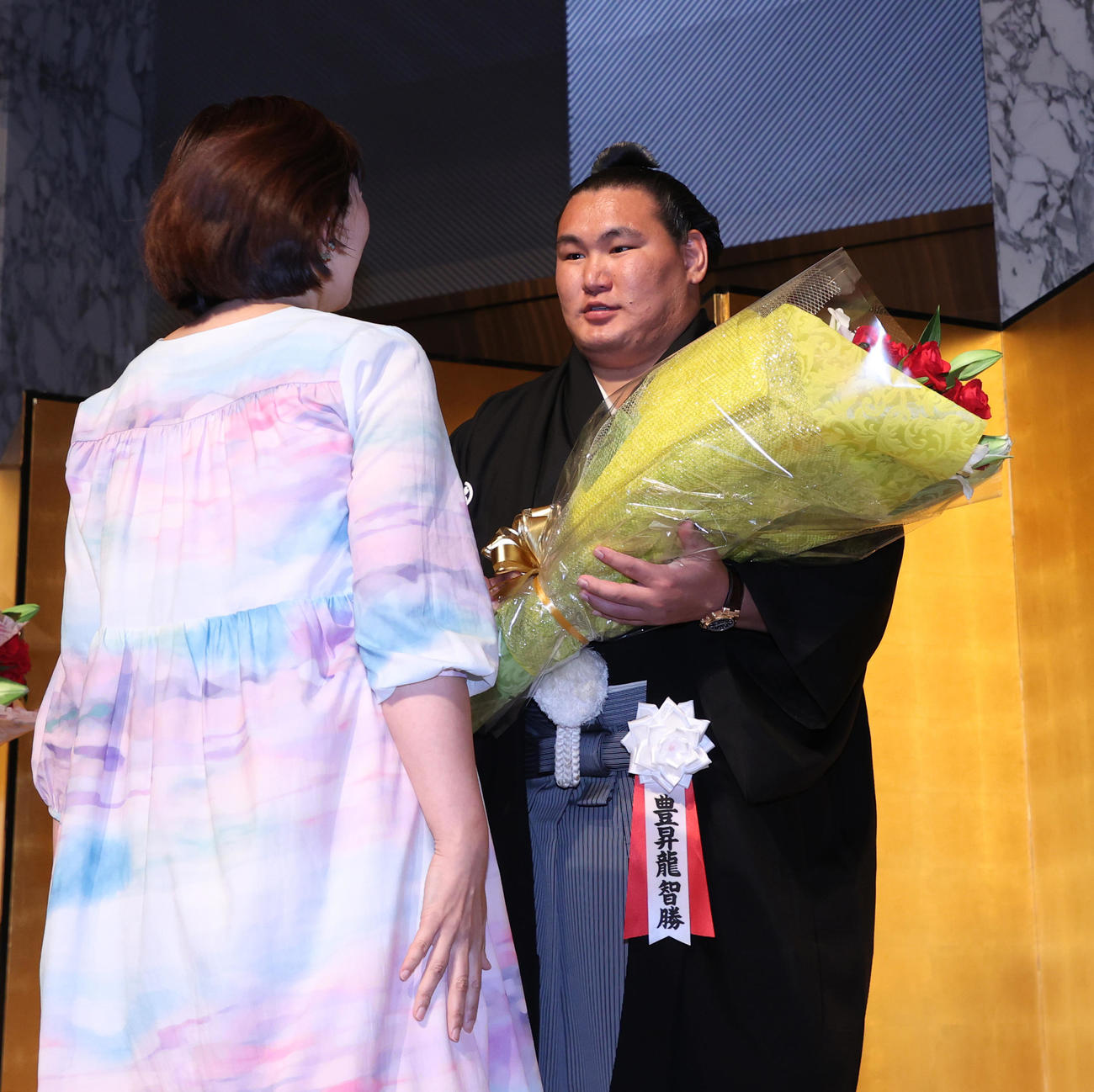花束を受け取る豊昇龍（代表撮影）