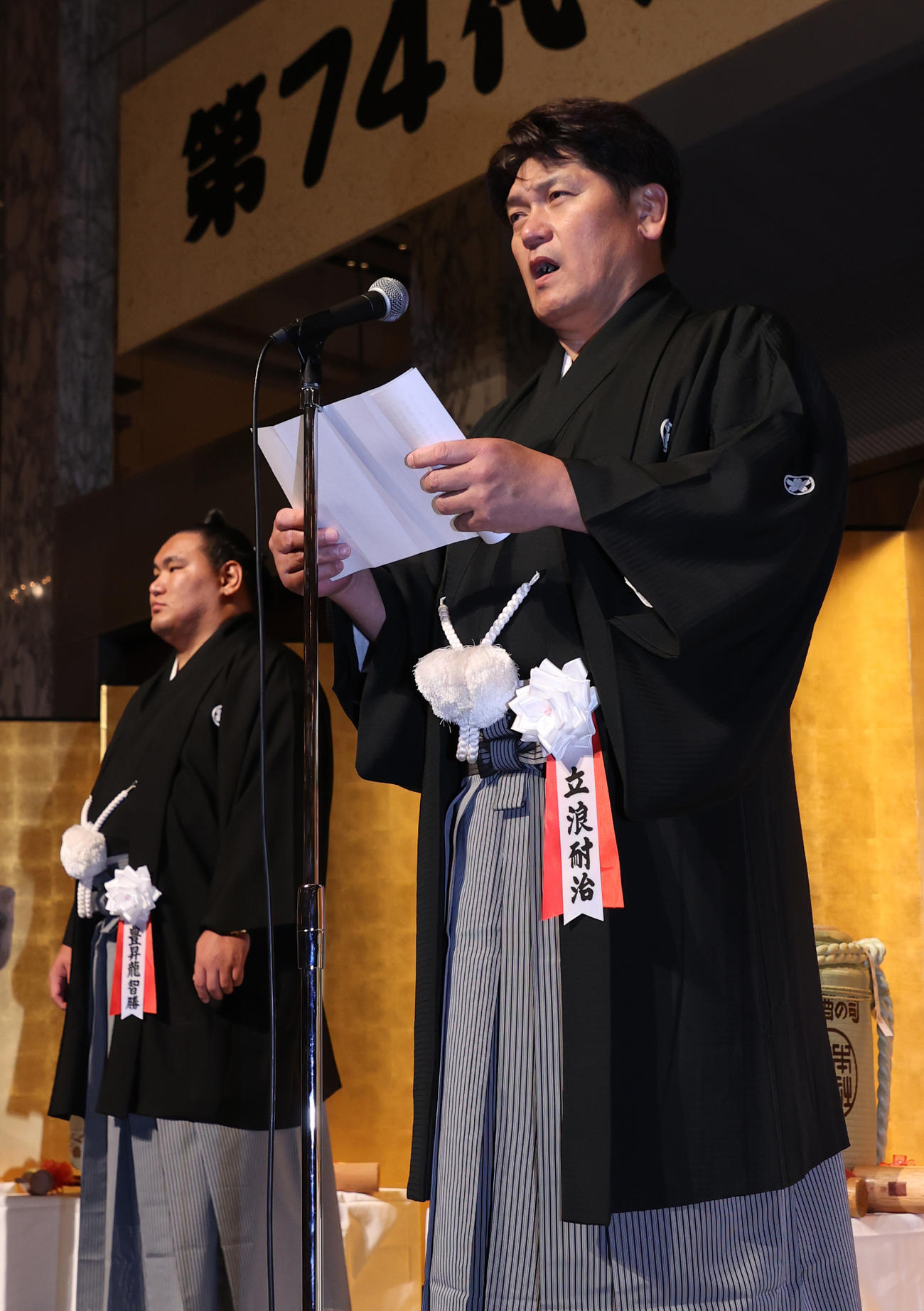 謝辞を述べる立浪親方。左は豊昇龍（代表撮影）