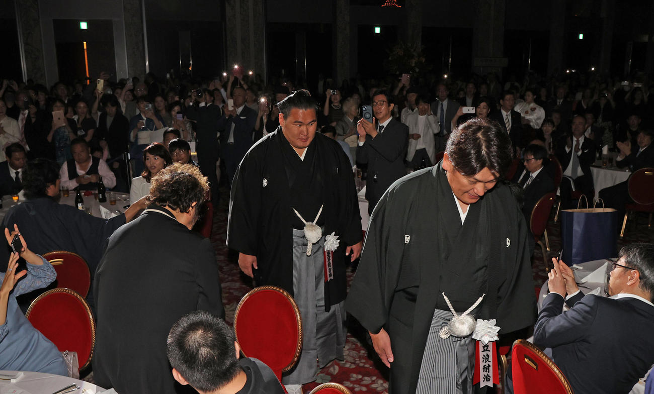 会場に入る豊昇龍（中央）（代表撮影）