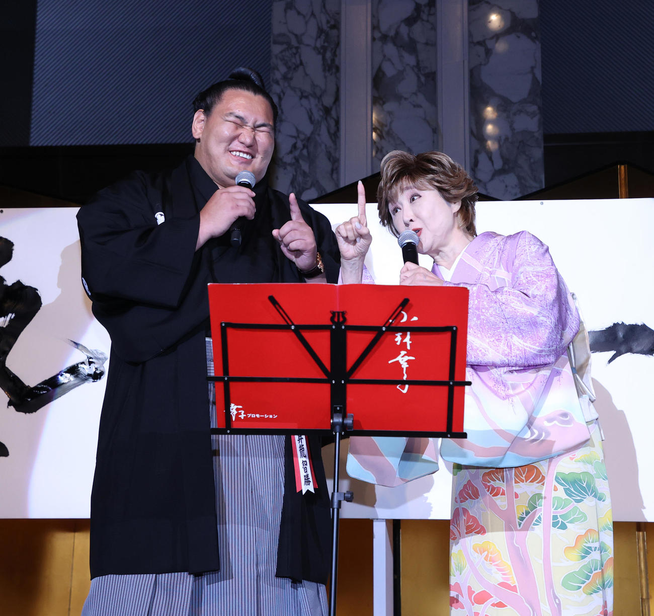 小林幸子（右）といっしょに歌を歌う豊昇龍（代表撮影）
