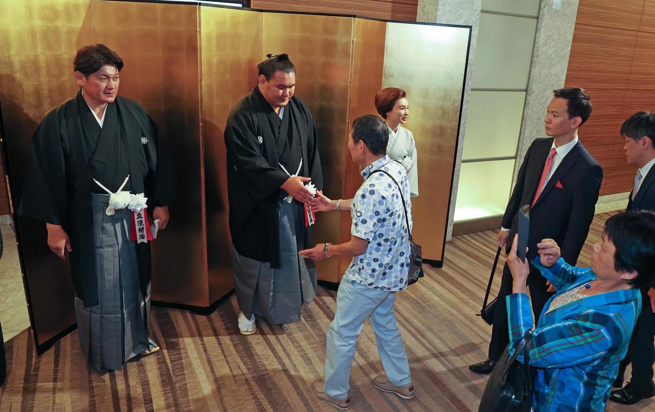 来場者を出迎える、左から立浪親方と豊昇龍（代表撮影）