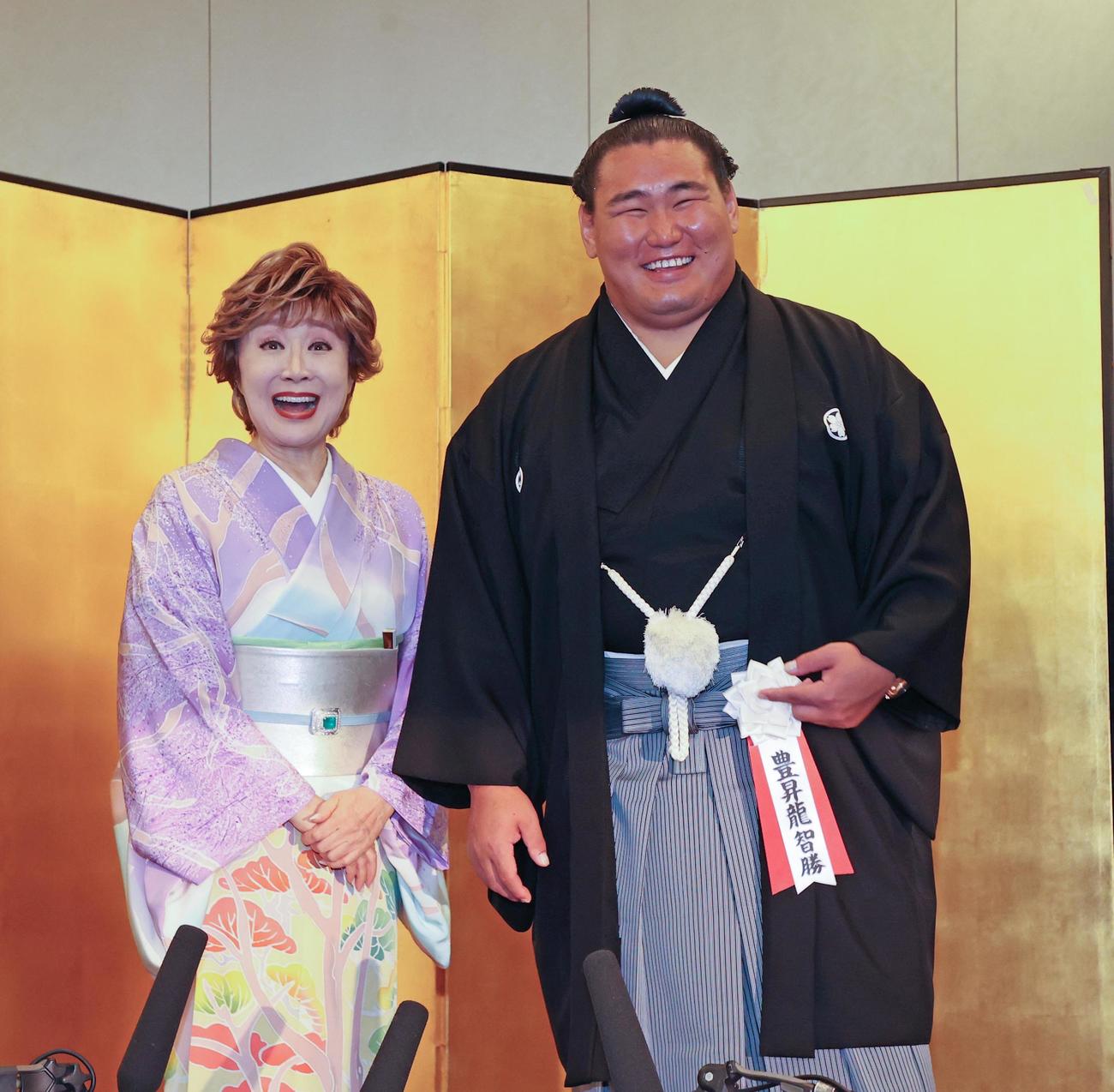 笑顔の豊昇龍と小林幸子（代表撮影）