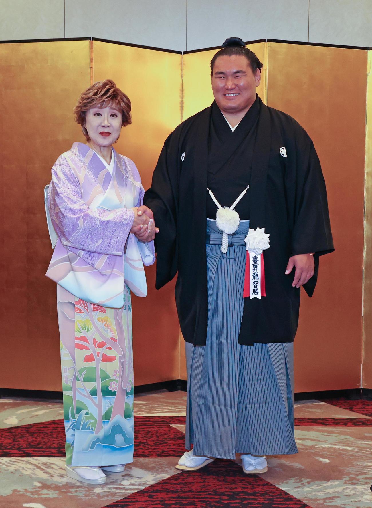 横綱昇進パーティーで握手する豊昇龍（右）と小林幸子（代表撮影）