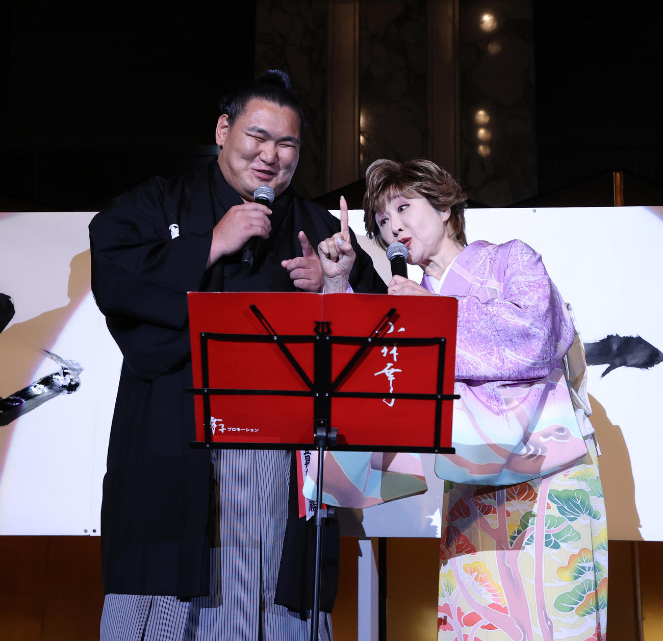 熱唱する豊昇龍と小林幸子（代表撮影）