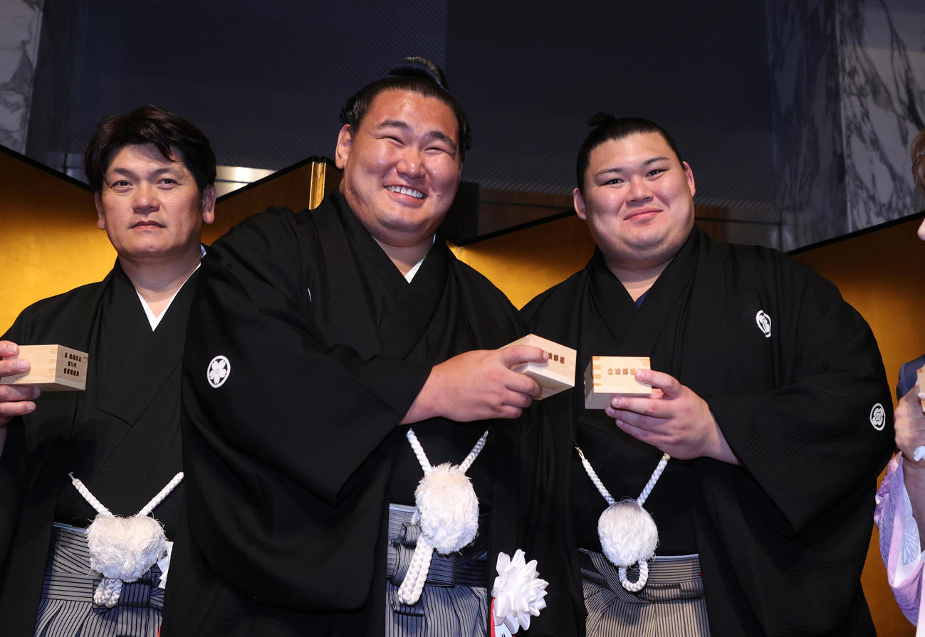 大の里（右）と写真に納まる豊昇龍（中）（代表撮影）