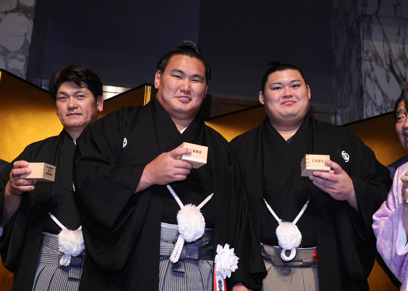 大の里（右）と写真に納まる豊昇龍。左は立浪親方（代表撮影）