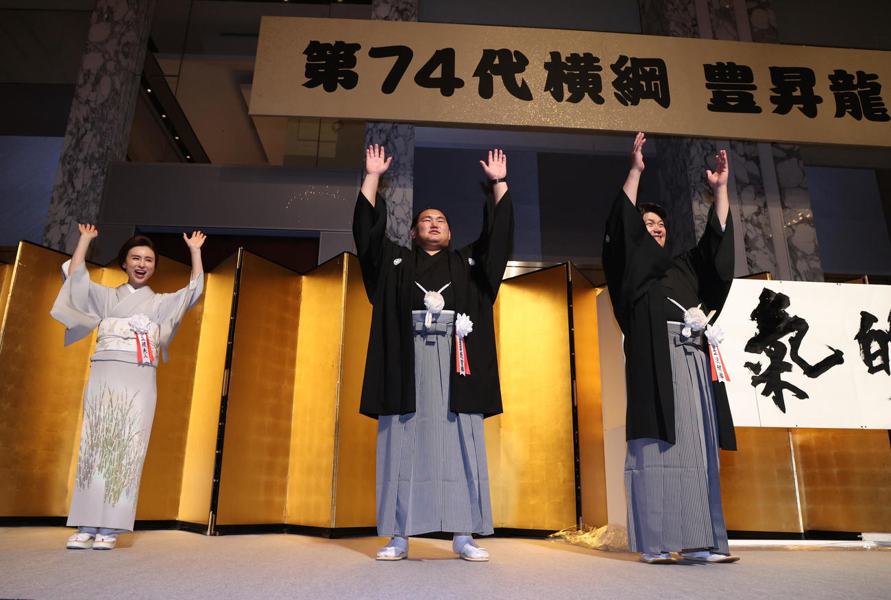 万歳する豊昇龍（中央）（代表撮影）