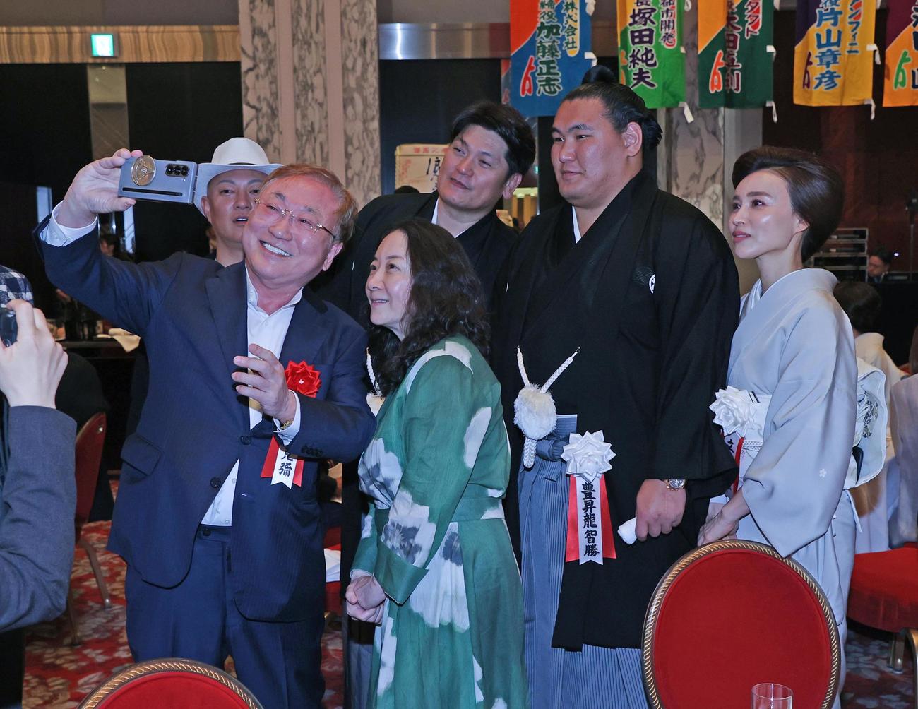 高須克弥氏（左手前）と写真に納まる豊昇龍（右から2人目）（代表撮影）