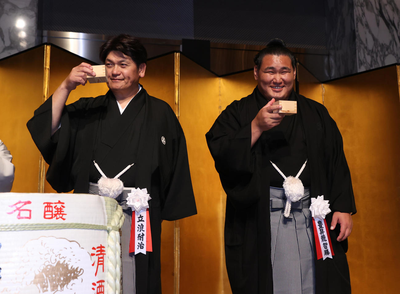 笑顔の豊昇龍（右）と立浪親方（代表撮影）