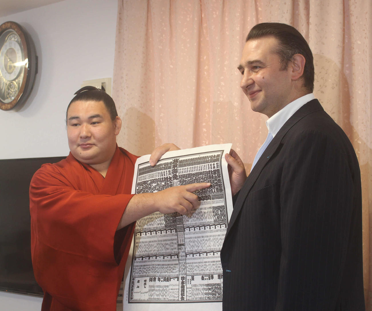 新小結に昇進した欧勝馬（左）と師匠の鳴戸親方（元大関琴欧洲）