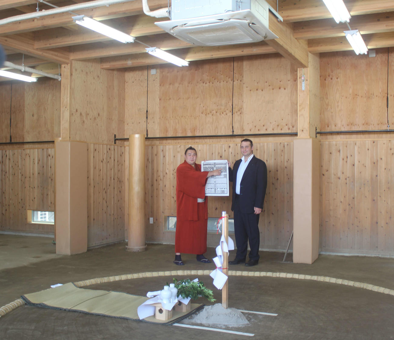 鳴戸部屋の名古屋場所の稽古場は、エアコンがついて快適。番付を指さす欧勝馬（左）と鳴戸親方（元大関琴欧洲）