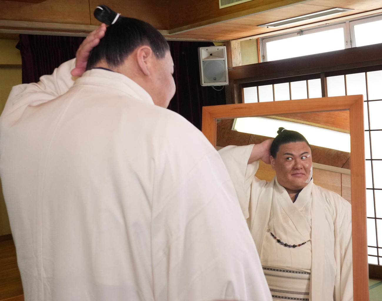 会見を終え自身の髷姿を鏡で見る草野（撮影・森本幸一）