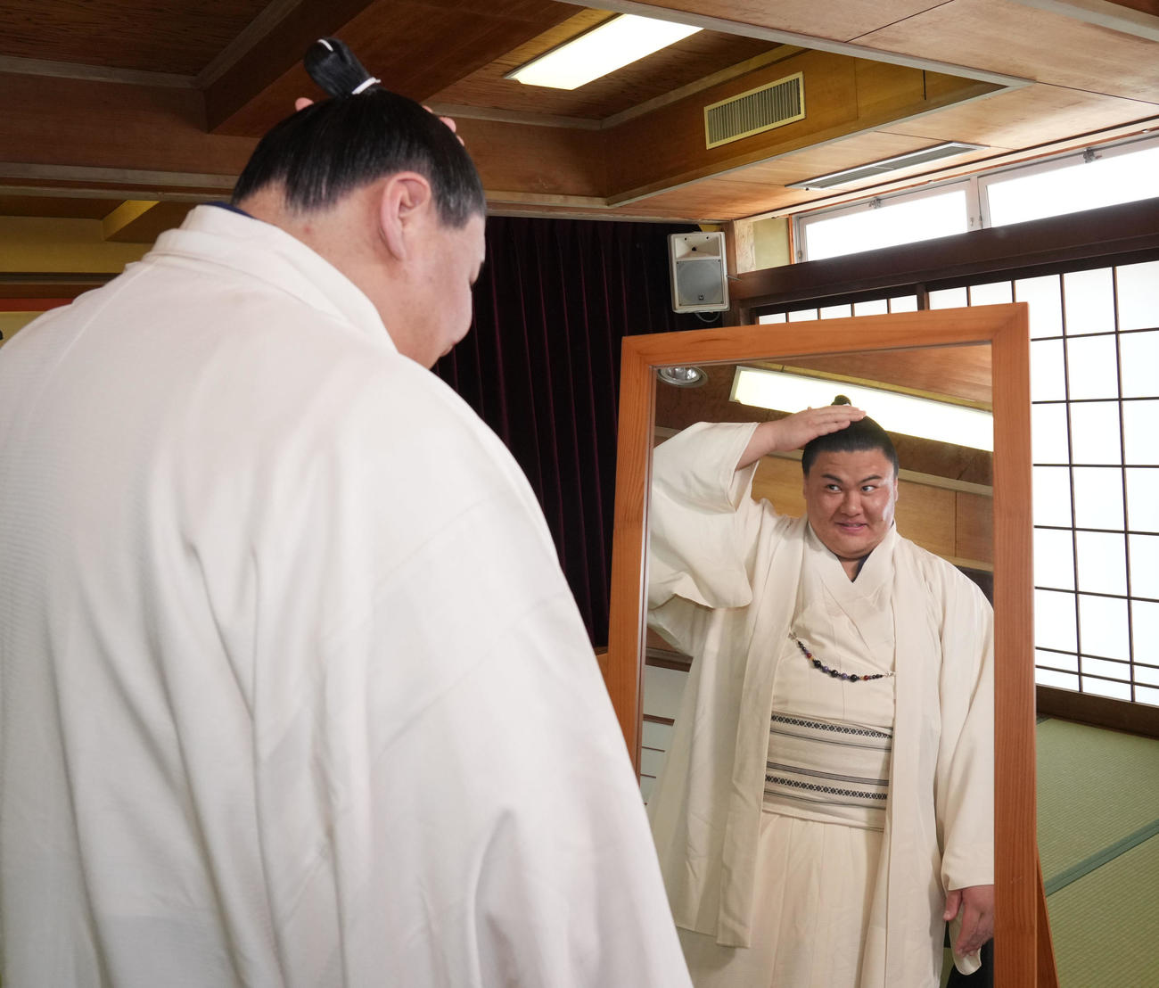 会見を終え自身の髷姿を鏡で見る草野（撮影・森本幸一）