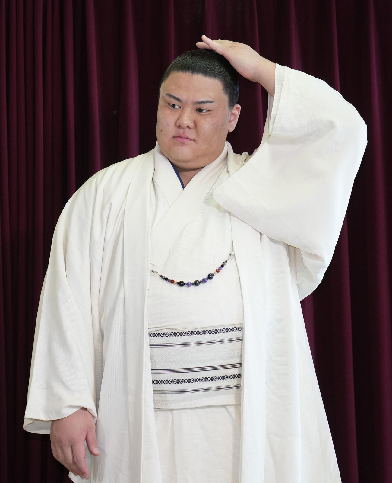 番付発表会見前に髷を気にする草野（撮影・森本幸一）