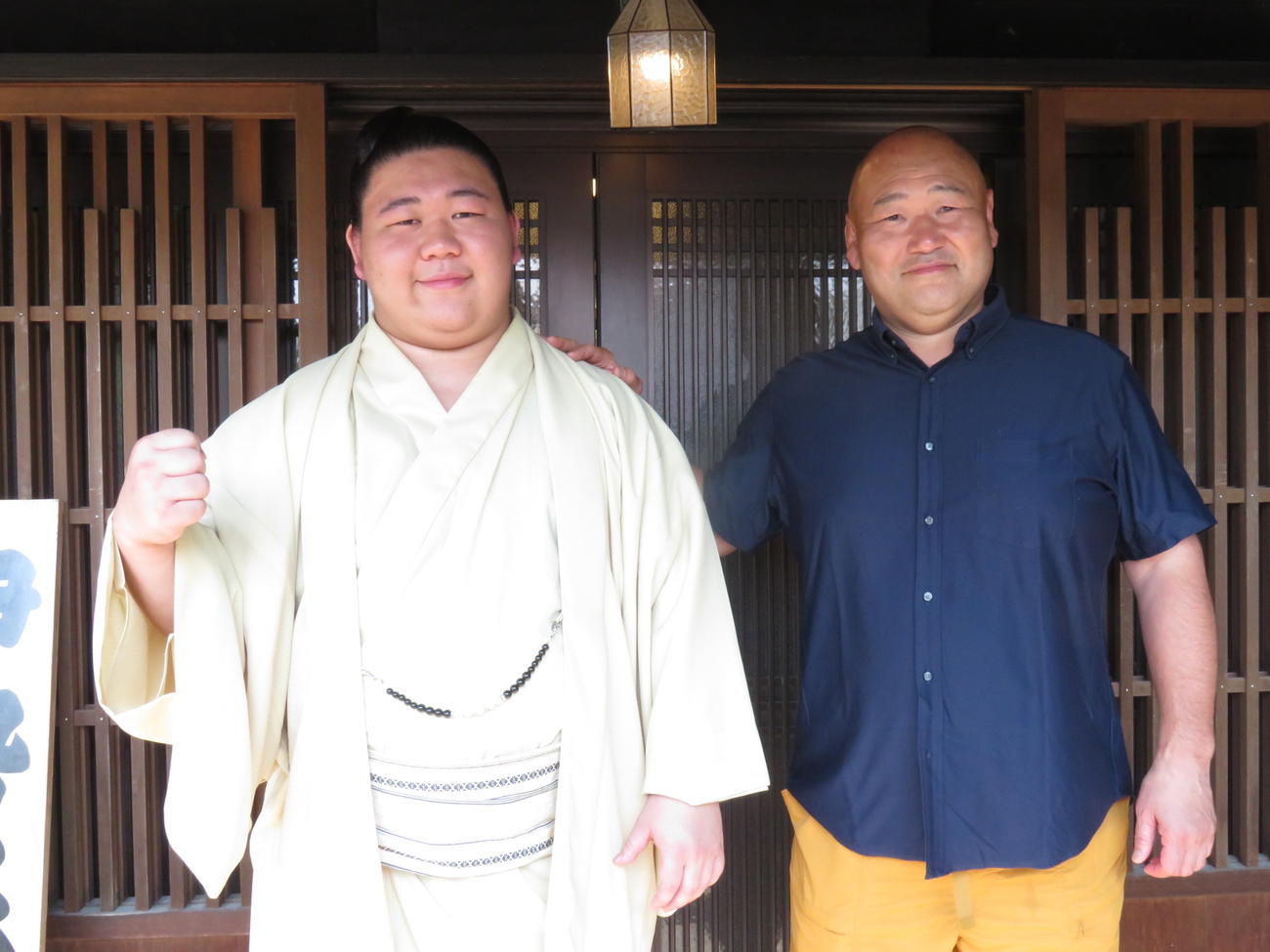 新入幕会見後、父の甲山親方（右）と並んでガッツポーズをつくって記念撮影に納まった若碇改め藤ノ川