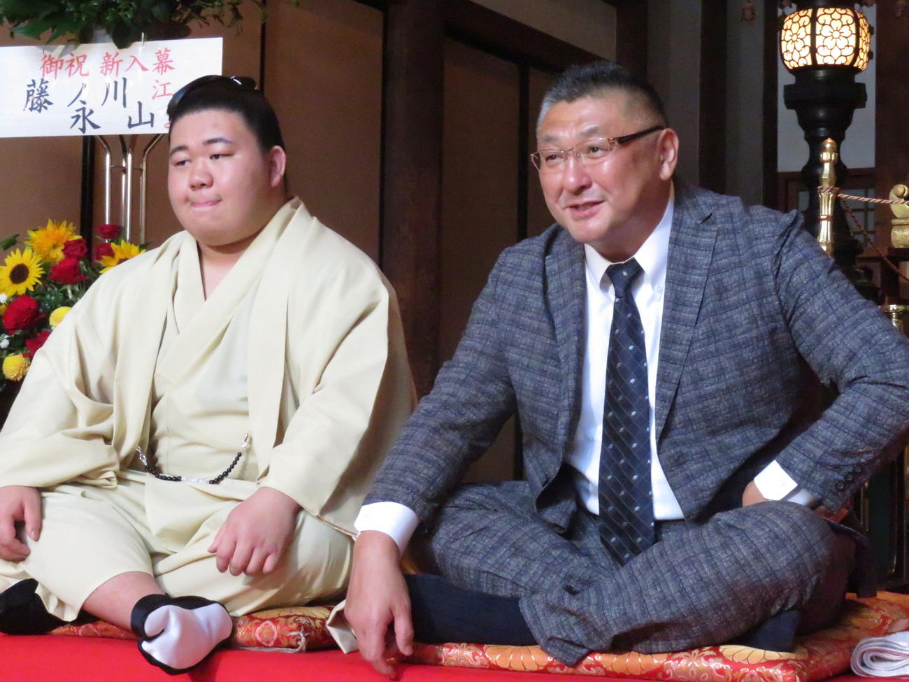 新入幕会見で師匠の伊勢ノ海親方（右）の話を聞き入る若碇改め藤ノ川