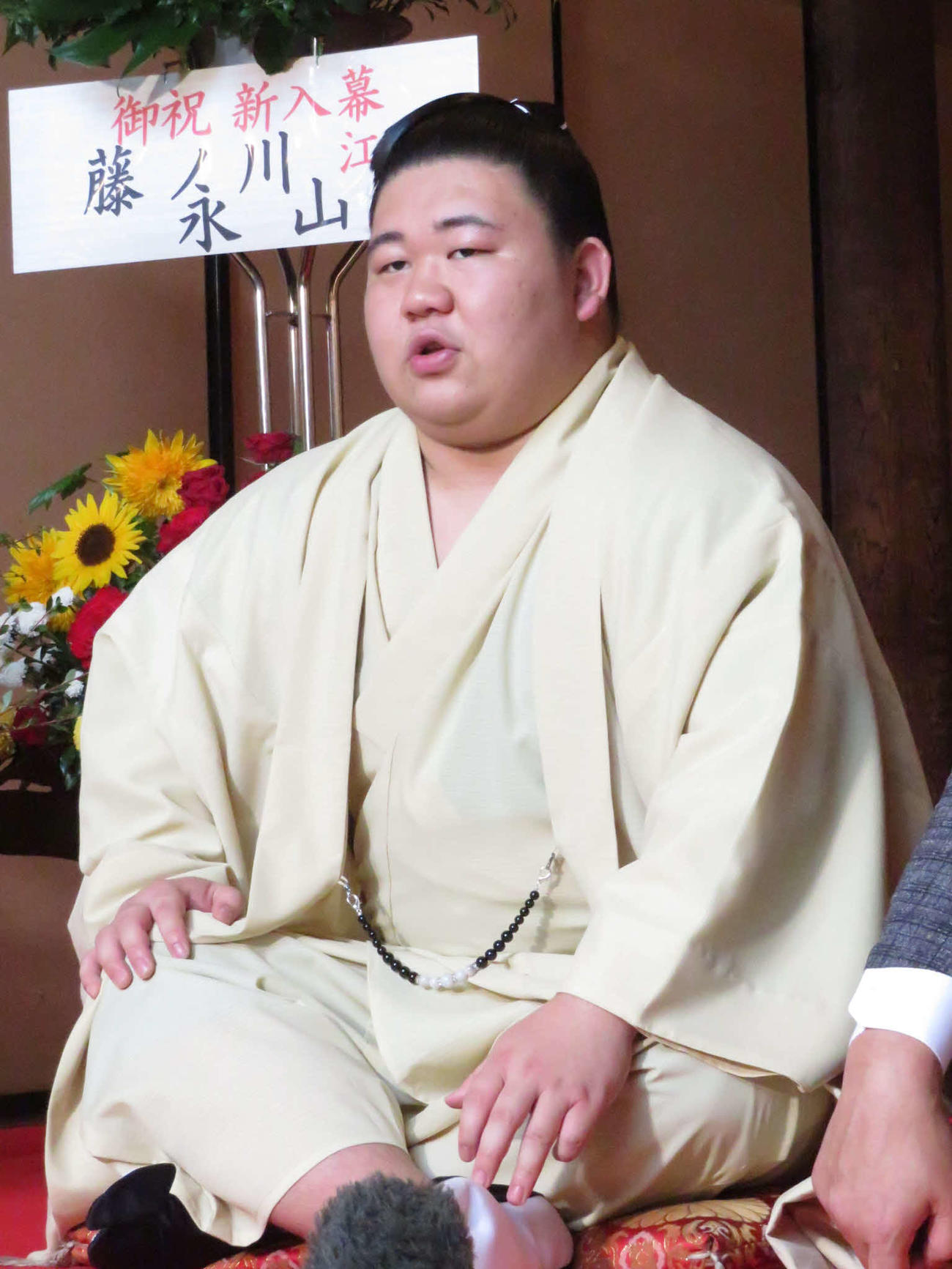 新入幕会見で真剣な表情で話をする若碇改め藤ノ川