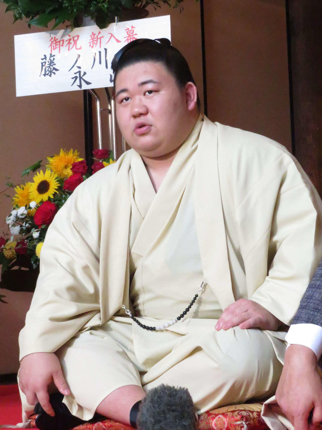 新入幕会見で真剣な表情で話をする若碇改め藤ノ川