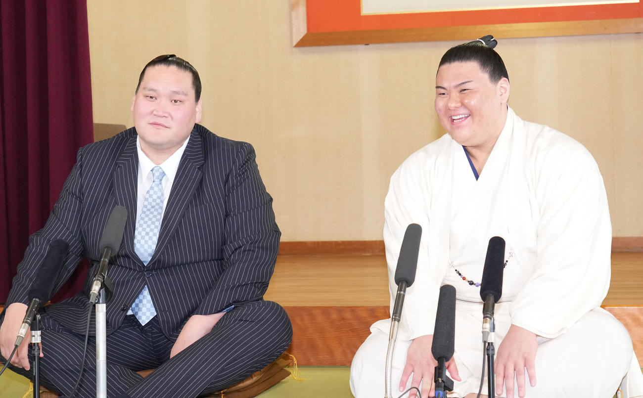 番付発表会見をする草野（右）左は師匠の伊勢ヶ浜親方（撮影・森本幸一）