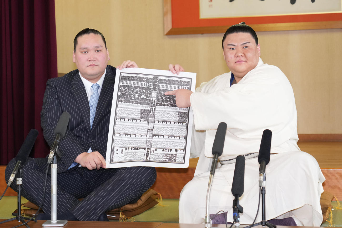 番付発表会見をする草野、左は師匠の伊勢ヶ浜親方（撮影・森本幸一）