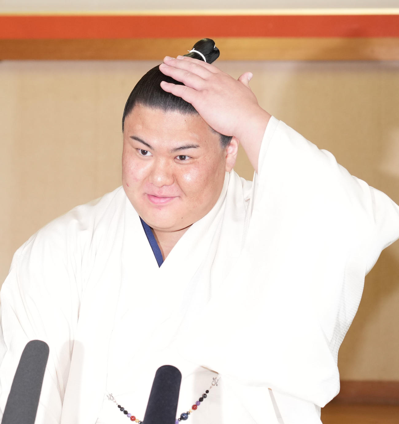 番付発表会見で髷を気にする草野（撮影・森本幸一）