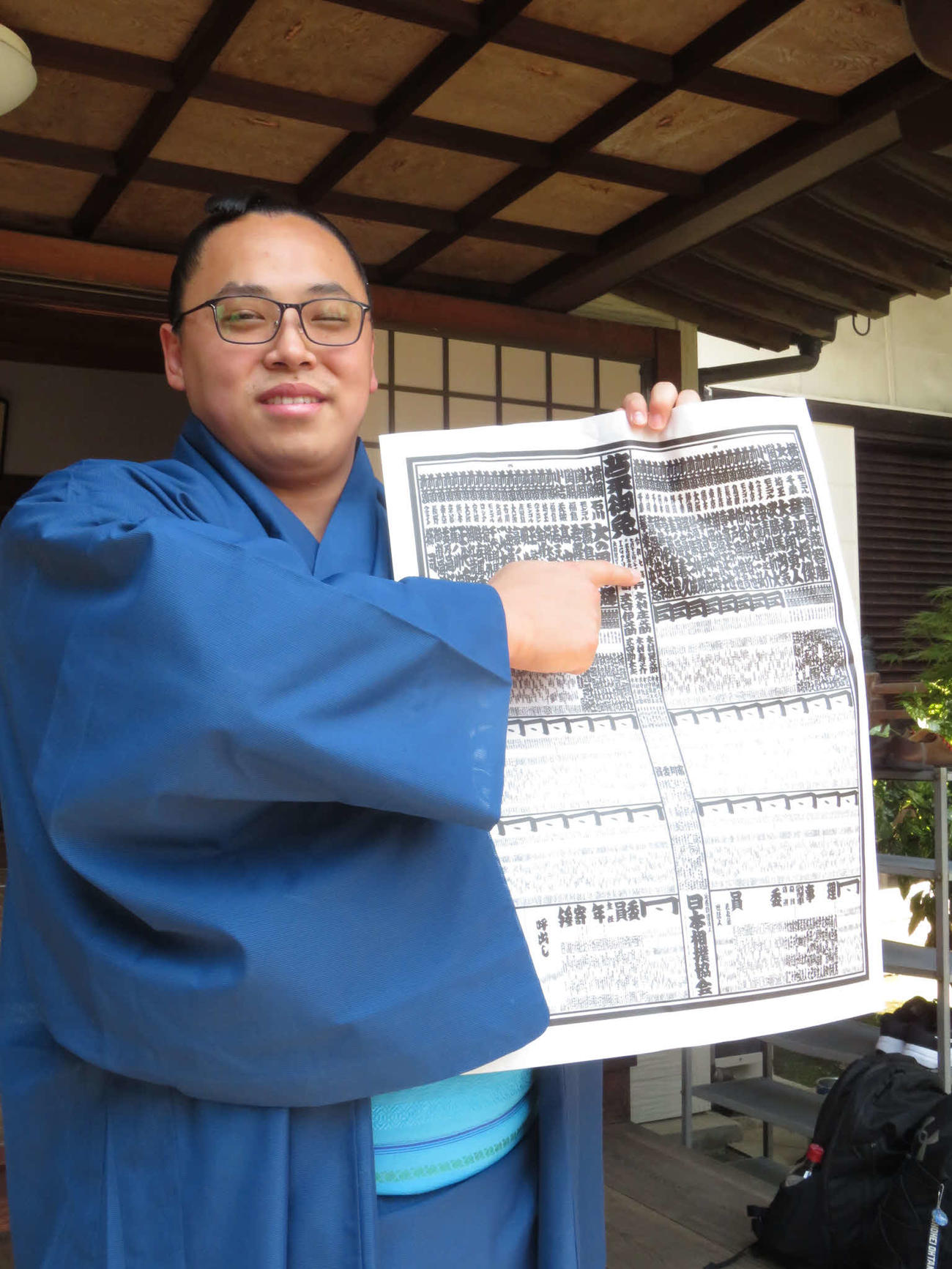 新番付の自身のしこ名を指さし、笑顔を見せる新入幕の琴栄峰